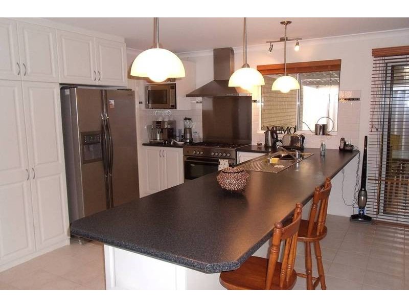 16 Tahlee Retreat, Carramar WA 6031