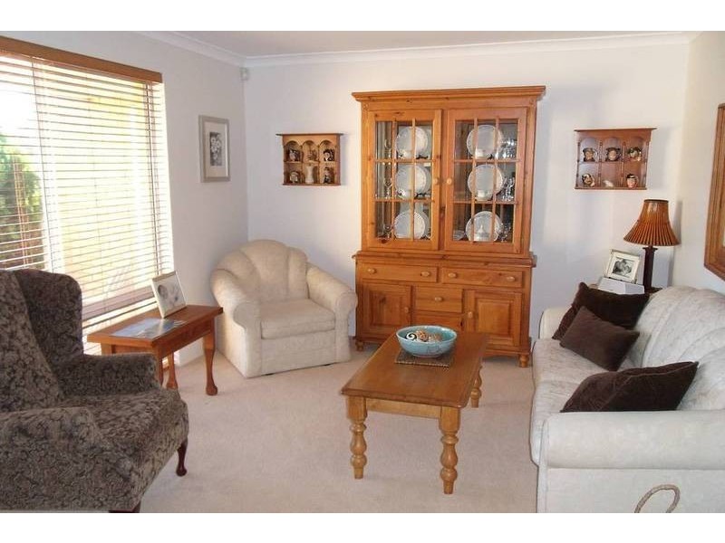 16 Tahlee Retreat, Carramar WA 6031