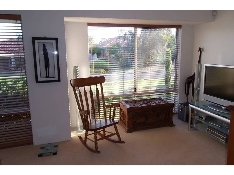 16 Tahlee Retreat, Carramar WA 6031