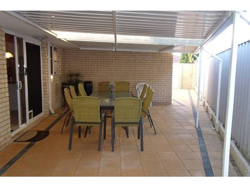 16 Tahlee Retreat, Carramar WA 6031