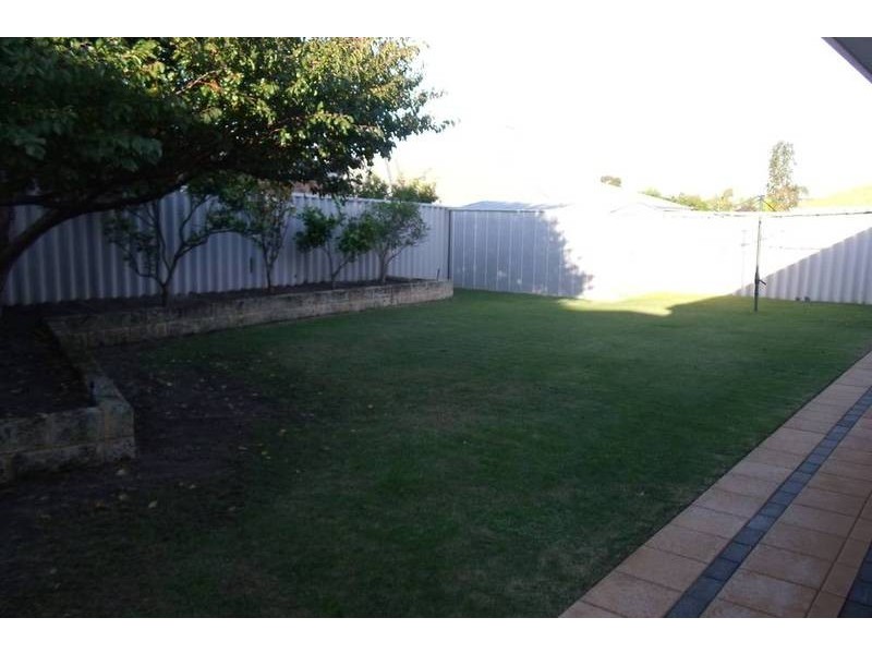 16 Tahlee Retreat, Carramar WA 6031