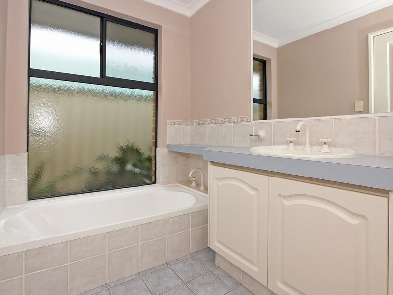 30 Roxburgh Circle, Kinross WA 6028