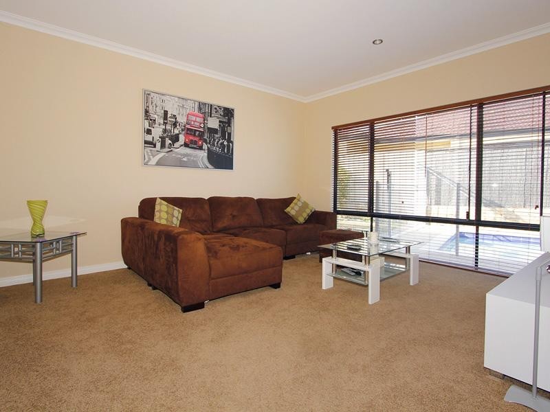 1 Shiralee Bend, Carramar WA 6031