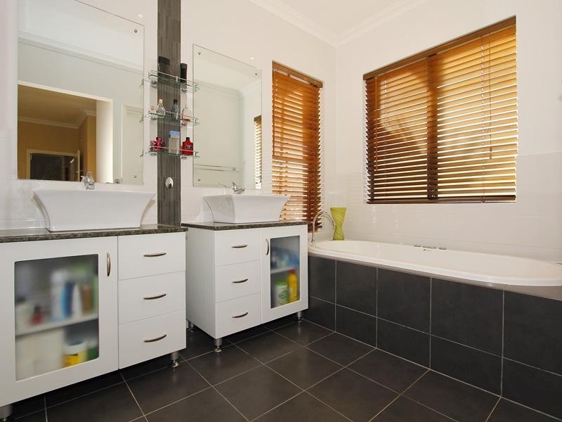 1 Shiralee Bend, Carramar WA 6031