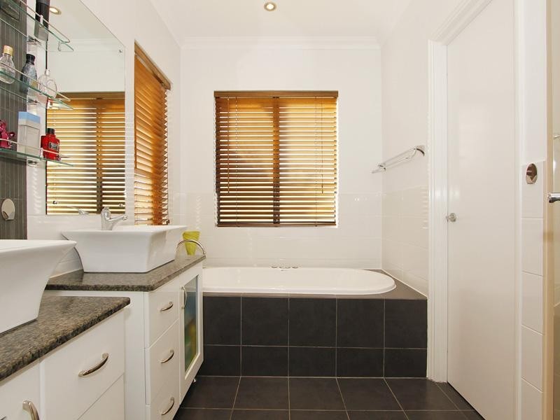 1 Shiralee Bend, Carramar WA 6031