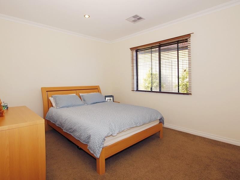 1 Shiralee Bend, Carramar WA 6031