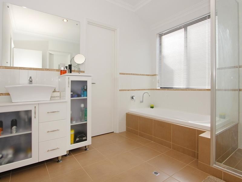 1 Shiralee Bend, Carramar WA 6031