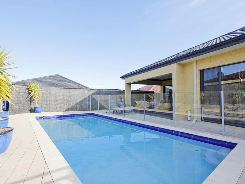 1 Shiralee Bend, Carramar WA 6031