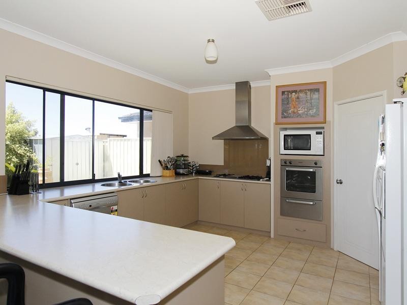 7 Riverdell Fairway, Carramar WA 6031