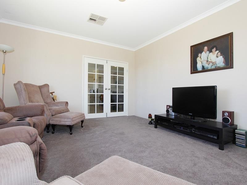 7 Riverdell Fairway, Carramar WA 6031