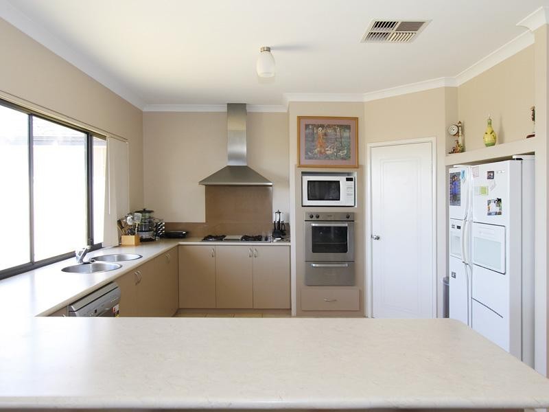 7 Riverdell Fairway, Carramar WA 6031