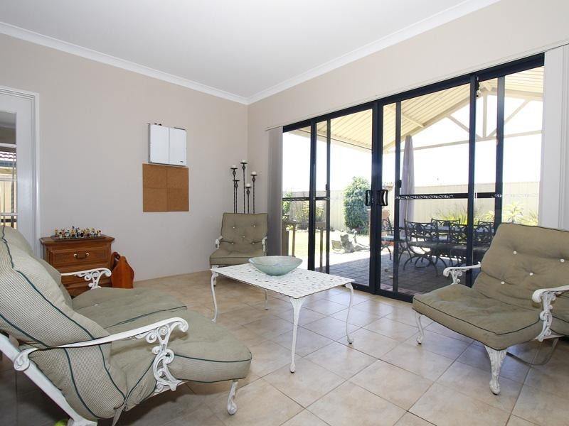 7 Riverdell Fairway, Carramar WA 6031