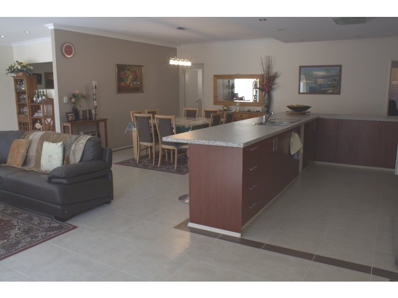 61 Lauderdale Ramble, Carramar WA 6031