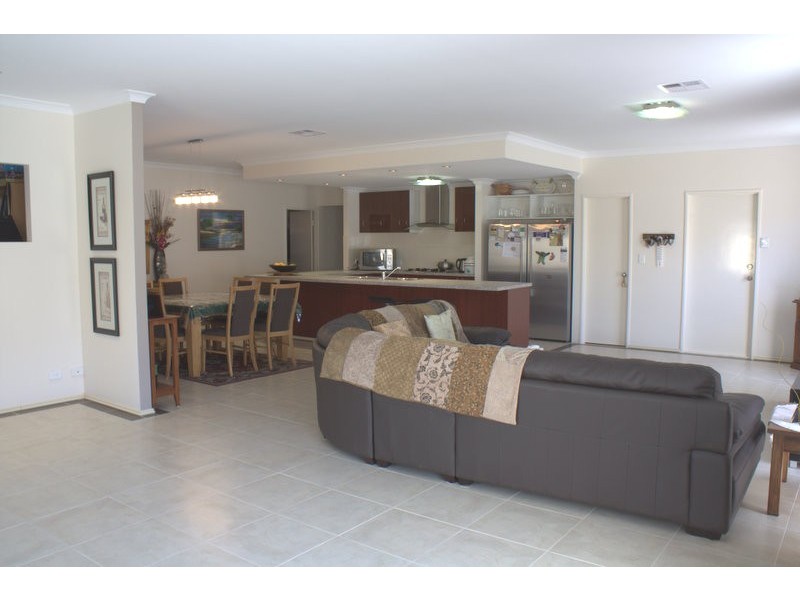 61 Lauderdale Ramble, Carramar WA 6031