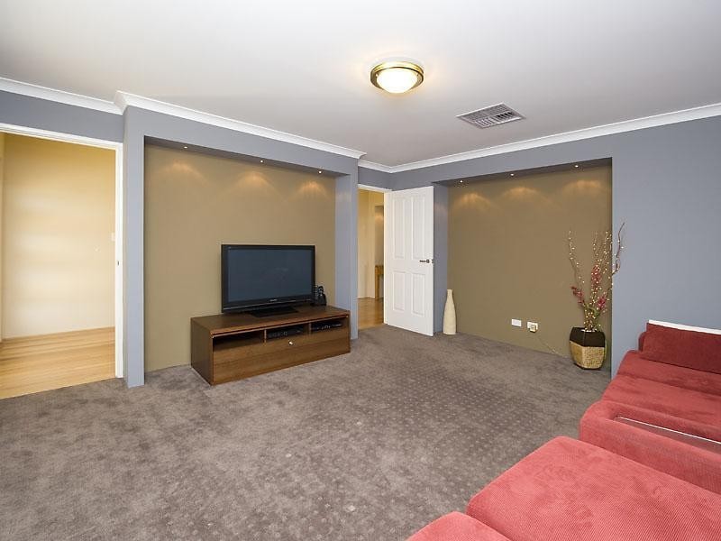 12 Fineview Crescent, Carramar WA 6031