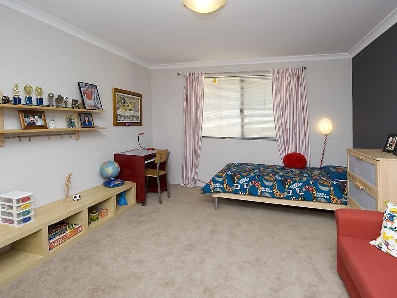 12 Fineview Crescent, Carramar WA 6031