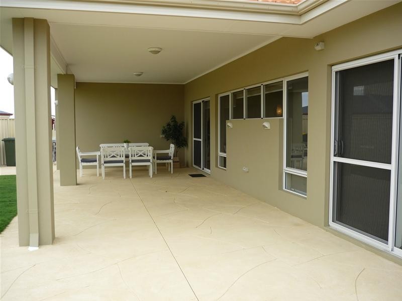 12 Fineview Crescent, Carramar WA 6031