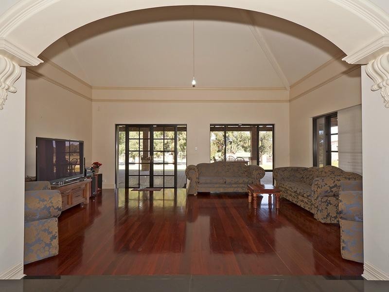 588 Neaves Road, Mariginiup WA 6065