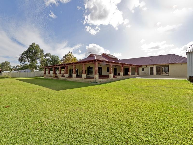 588 Neaves Road, Mariginiup WA 6065