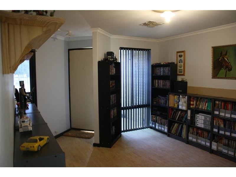 31 Innesvale Way, Carramar WA 6031