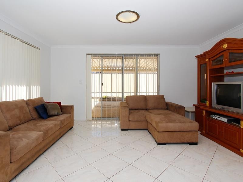 6 Strowan Pass, Carramar WA 6031