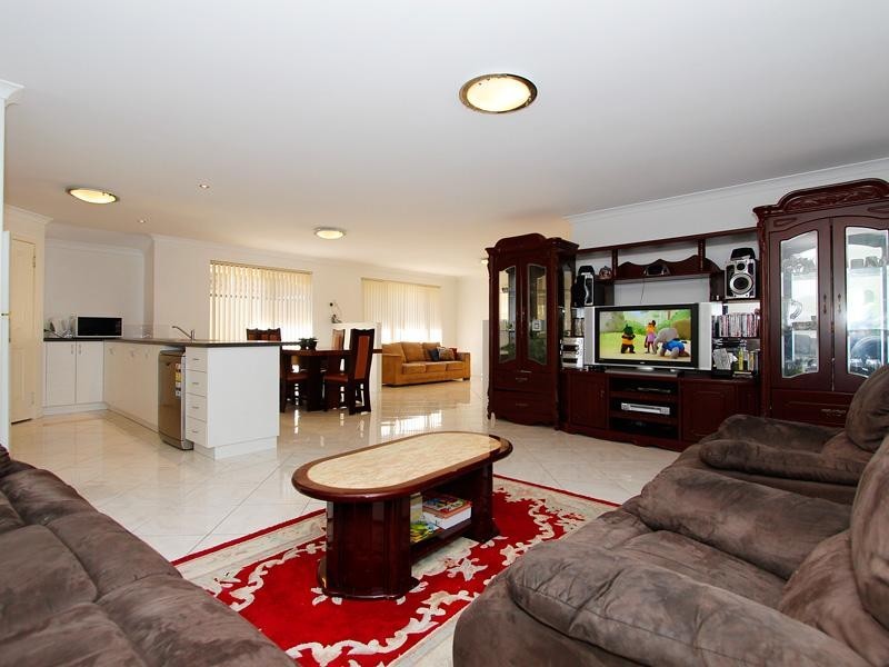 6 Strowan Pass, Carramar WA 6031