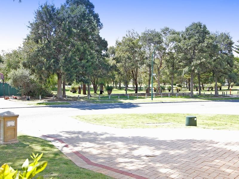 100 Roxburgh Circle, Kinross WA 6028