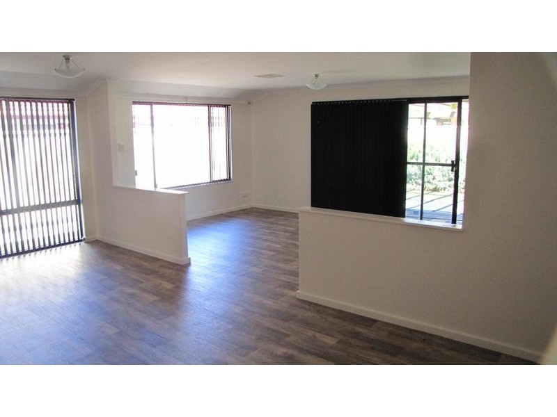 31 Innesvale Way, Carramar WA 6031