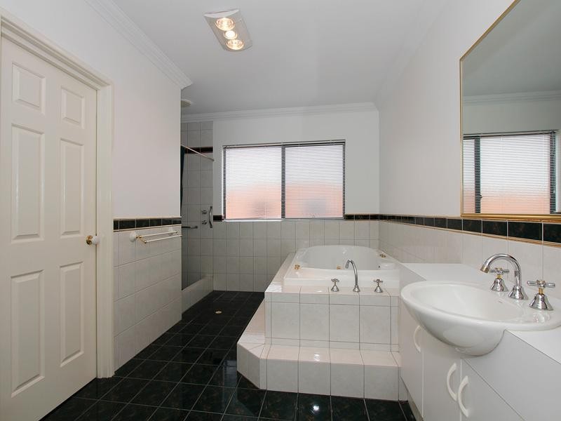 12 St Thomas Loop, Iluka WA 6028