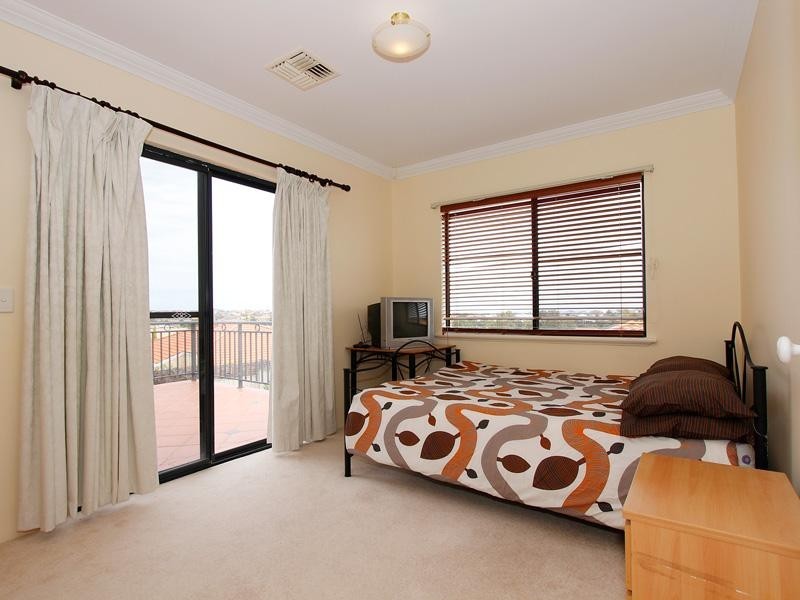 12 St Thomas Loop, Iluka WA 6028