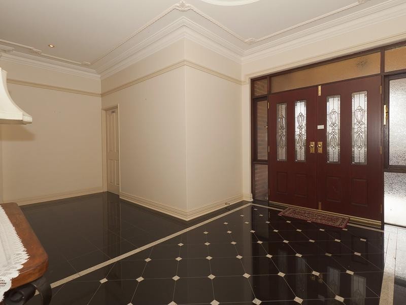 588 Neaves Road, Mariginiup WA 6065