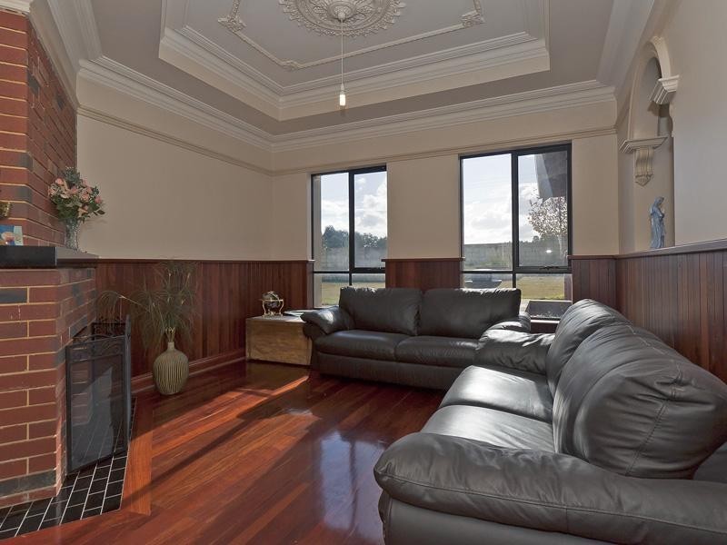 588 Neaves Road, Mariginiup WA 6065