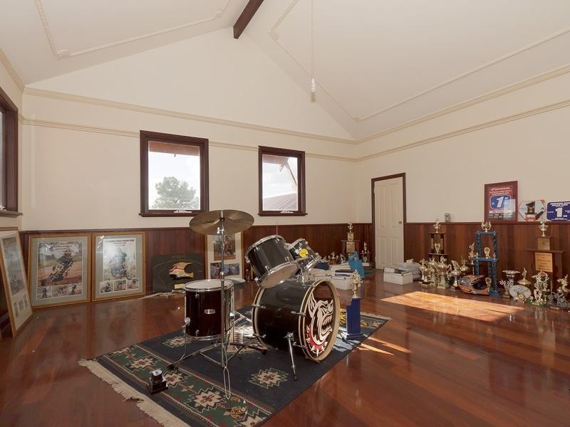 588 Neaves Road, Mariginiup WA 6065