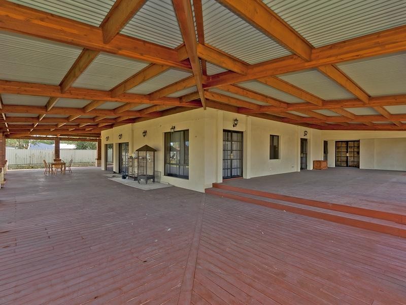 588 Neaves Road, Mariginiup WA 6065