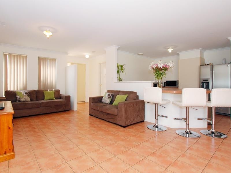 8/5 Yarra Court, Carramar WA 6031