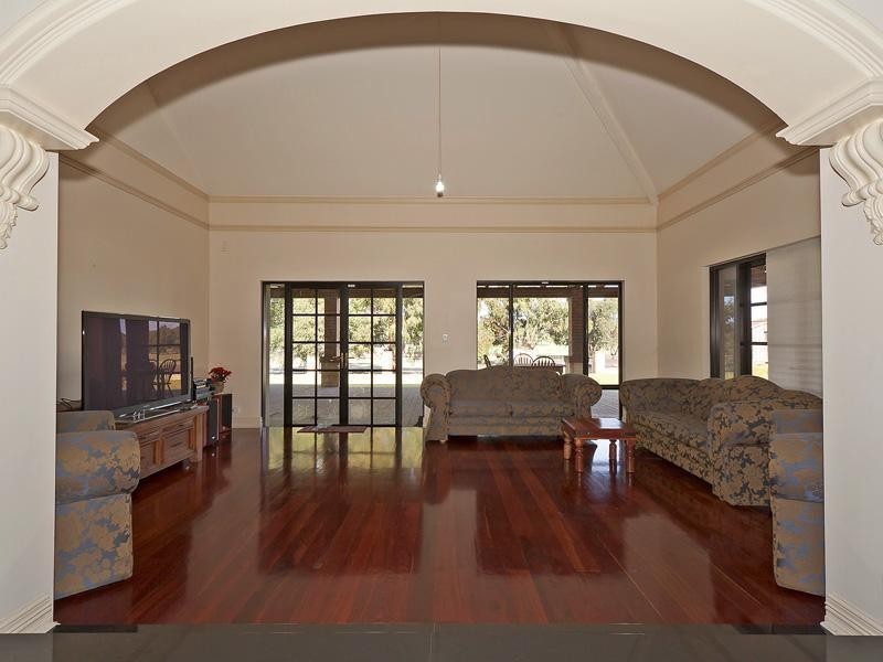 588 Neaves Road, Mariginiup WA 6065