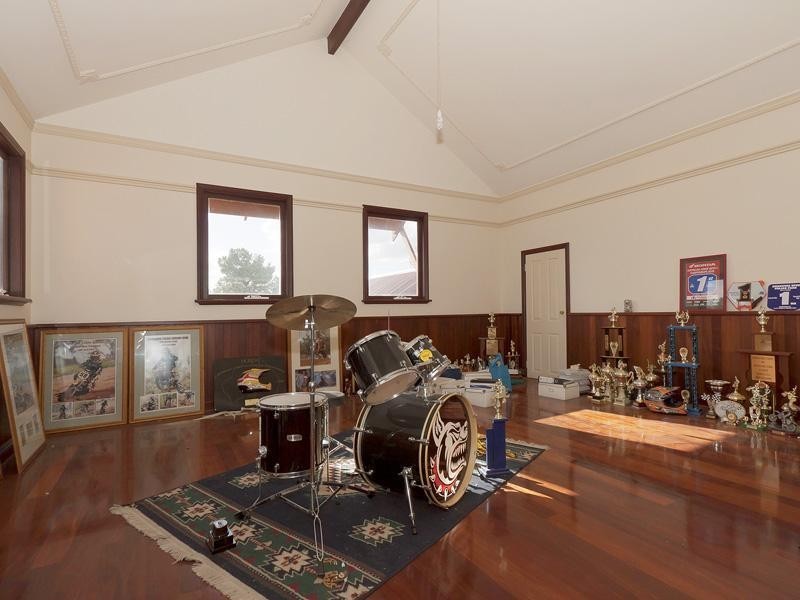 588 Neaves Road, Mariginiup WA 6065