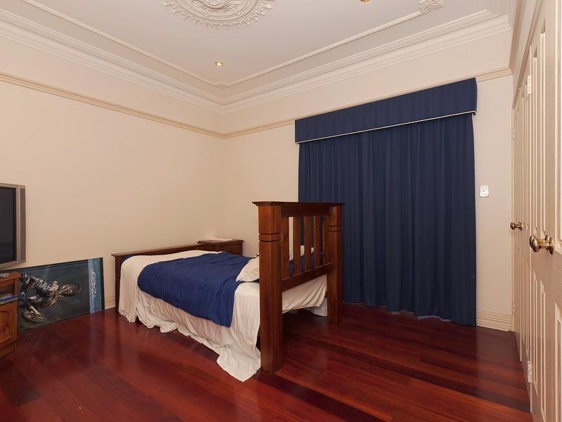 588 Neaves Road, Mariginiup WA 6065