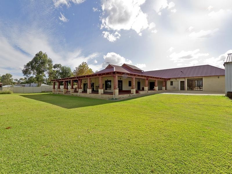 588 Neaves Road, Mariginiup WA 6065