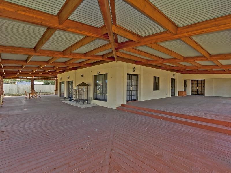 588 Neaves Road, Mariginiup WA 6065