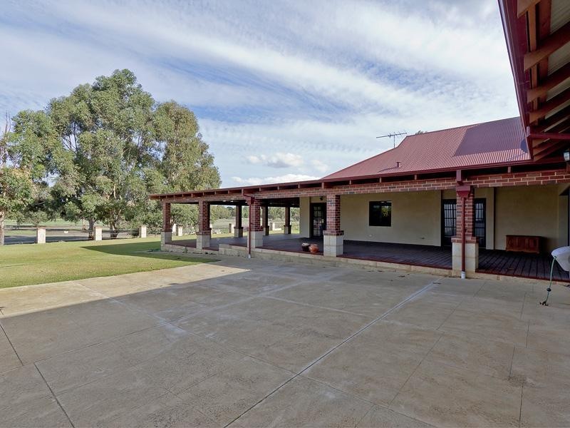 588 Neaves Road, Mariginiup WA 6065