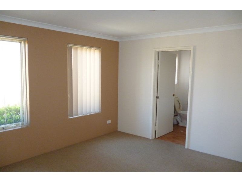 4/5 Yarra COURT, Carramar WA 6031