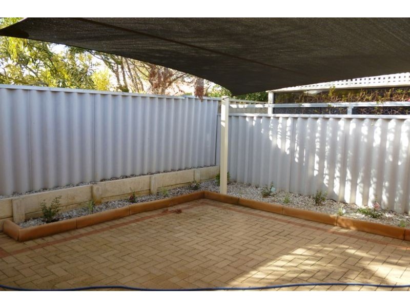 4/5 Yarra COURT, Carramar WA 6031