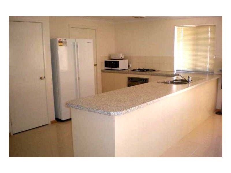 39 Shiralee Bend, Carramar WA 6031