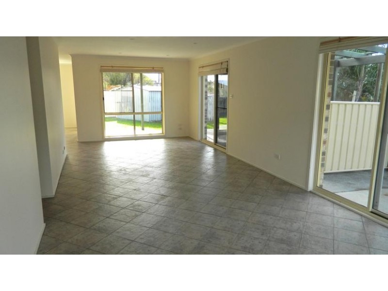2/9 Abercrombie Crescent, Albion Park NSW 2527