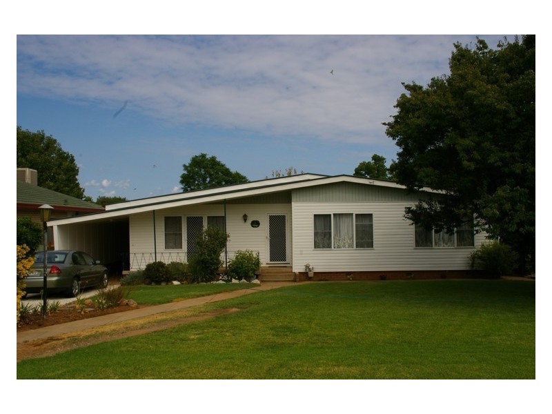 8 Newcombe Street, Cowra NSW 2794