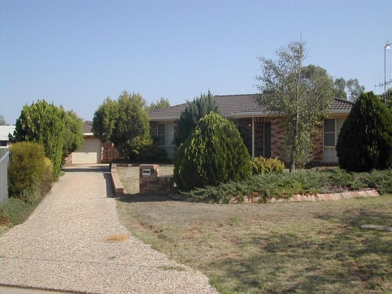 6 Echuca Place, Cowra NSW 2794
