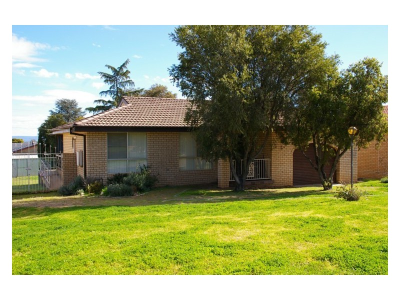 42 Kibbler Street, Cowra NSW 2794