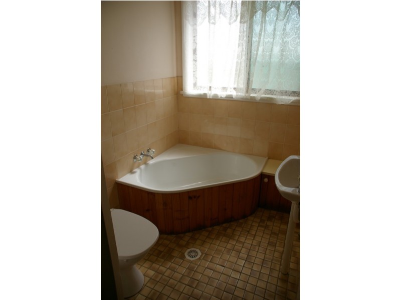 16 Parkes Street, Cowra NSW 2794