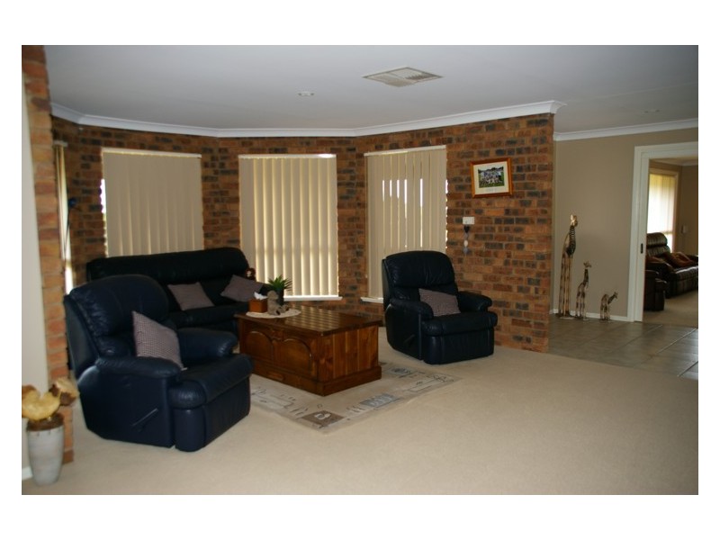 12 Shepherd Avenue, Cowra NSW 2794